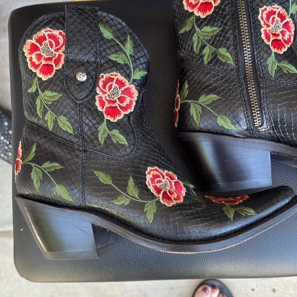 LIBERTY Black Boots with Red and Green Embroidery - Picture 2 of 12